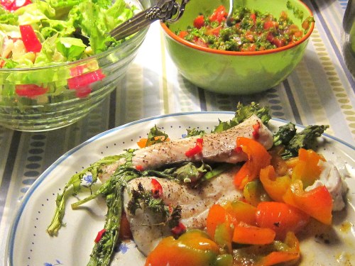orange-grønne peberfrugter i ovn m torsk m chili, Grov kruspersillepesto, Rød-grøn salat og